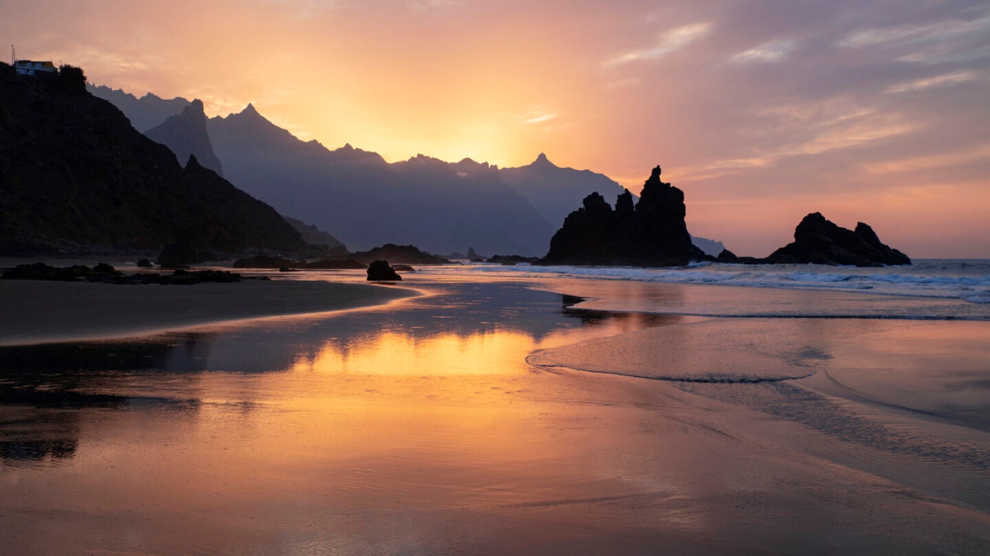 Puesta de sol en la Playa de Benijo, en Anaga, Tenerife (Islas Canarias)