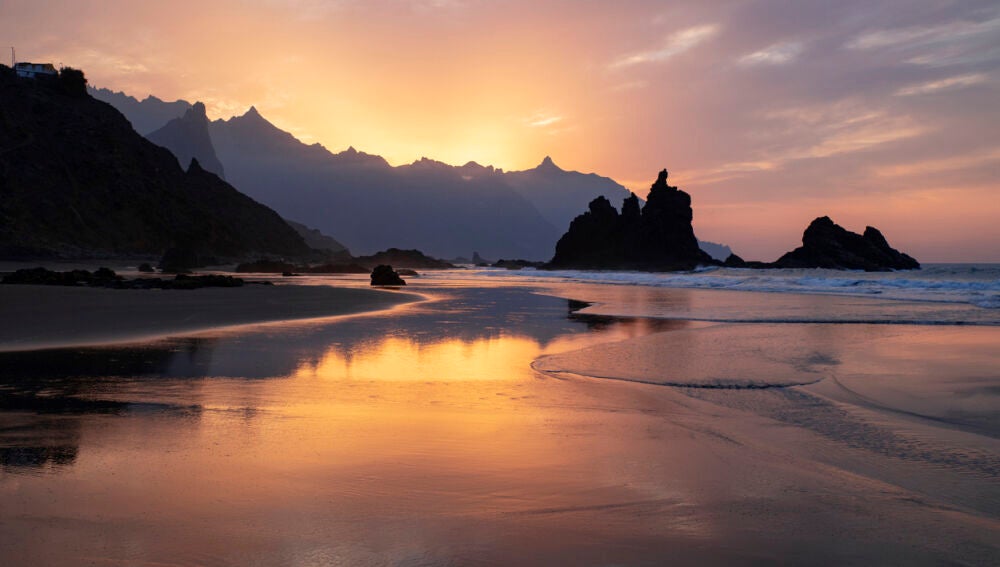 Puesta de sol en la Playa de Benijo, en Anaga, Tenerife (Islas Canarias)