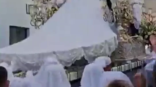 El momento en el que la imagen de la Virgen del Rocío se incendia en plena procesión en Vélez-Málaga El momento en el que la imagen de la Virgen del Rocío se incendia en plena procesión en Vélez-Málaga