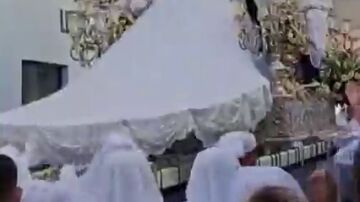 El momento en el que la imagen de la Virgen del Rocío se incendia en plena procesión en Vélez-Málaga