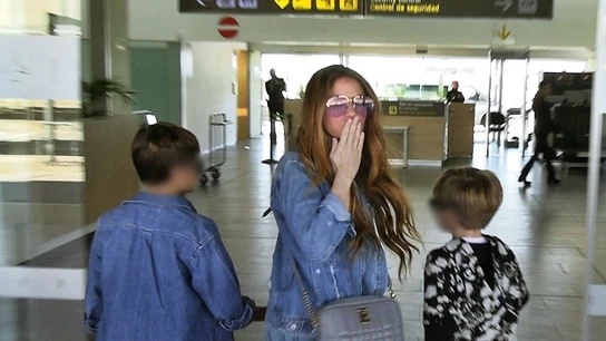 Imagen de archivo Shakira con sus hijos, Milán y Sasha Imagen de archivo Shakira con sus hijos, Milán y Sasha