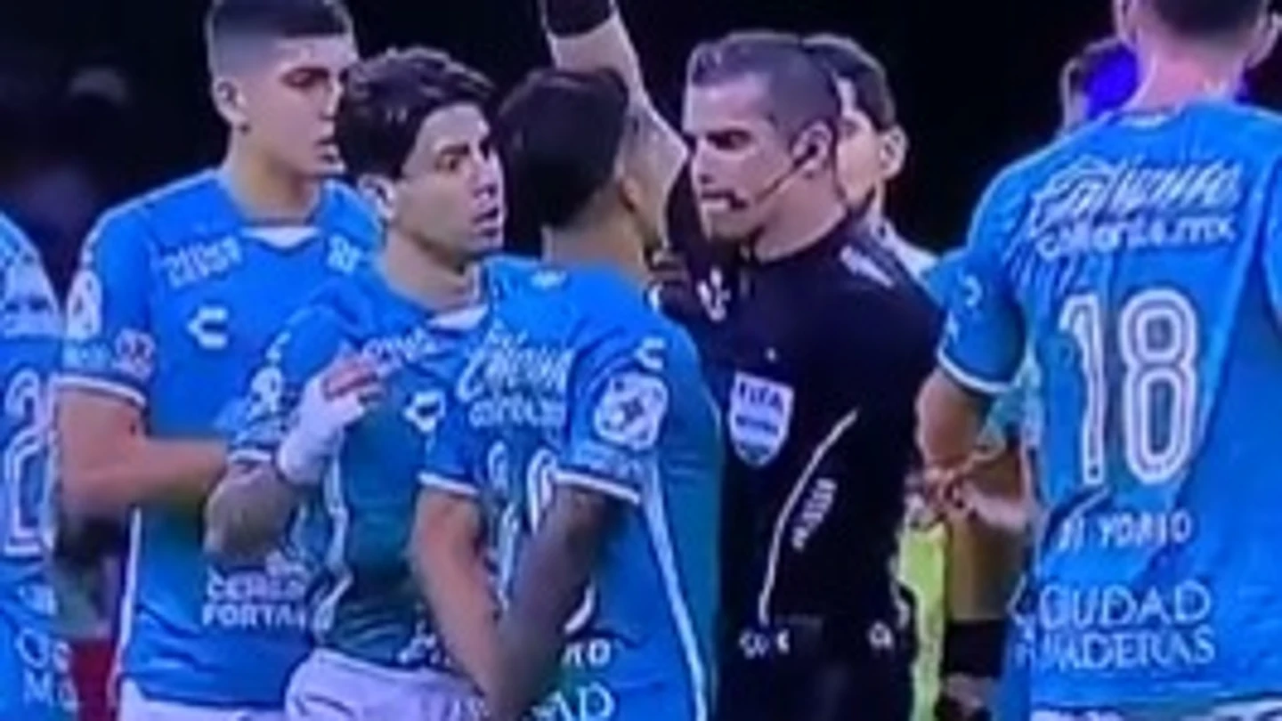 Un árbitro agrede a un jugador con un rodillazo Un árbitro agrede a un jugador con un rodillazo