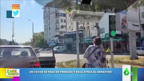 La cómica solución de una señora tras pasarse el semáforo: así se baja del coche hasta que se pone verde 