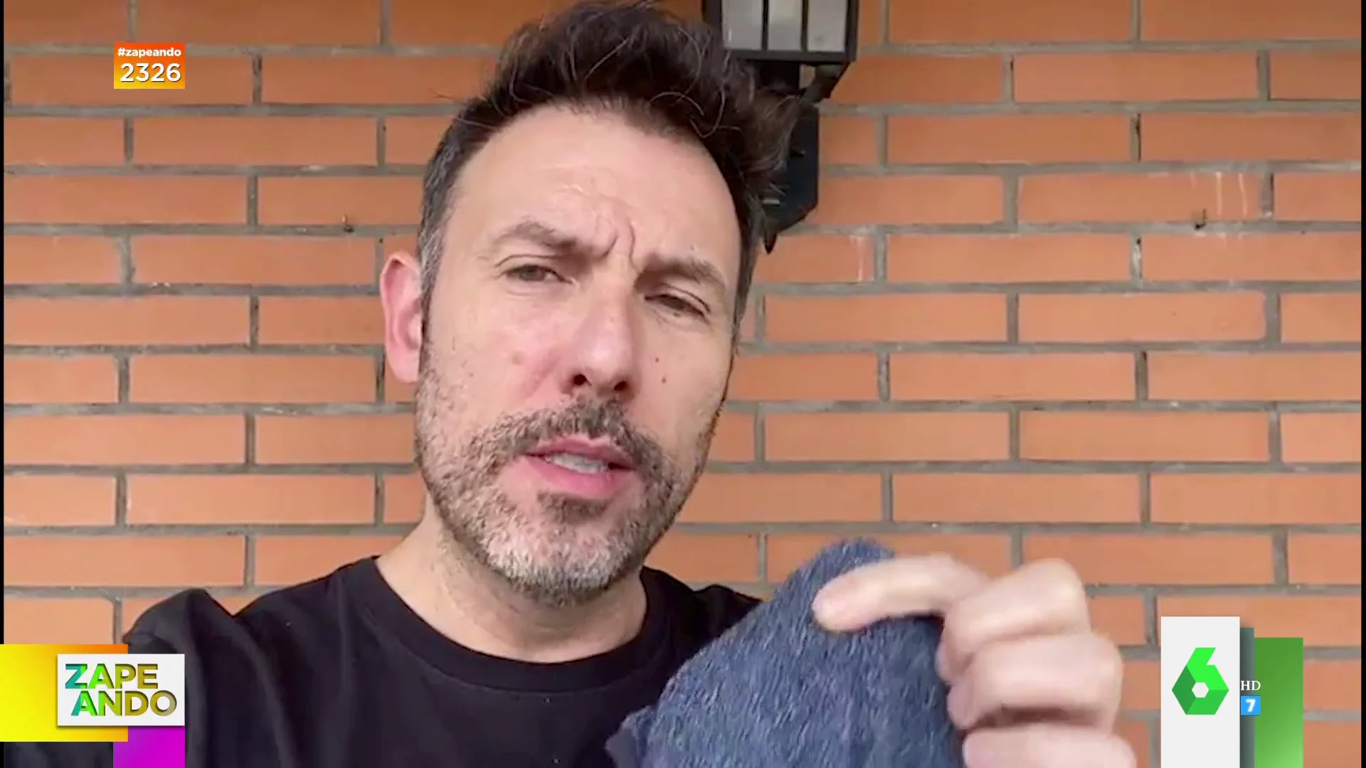 Iñaki Urrutia sigue el consejo de un espectador y lava las toallas con amoniaco: ¿habrán salido suaves? 