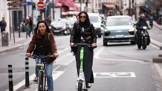 Usuarios de patinetes eléctricos de alquiler por las calles de París. Usuarios de patinetes eléctricos de alquiler por las calles de París.