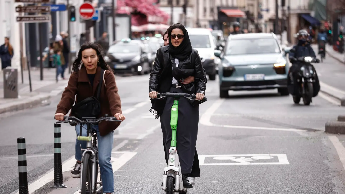 Usuarios de patinetes eléctricos de alquiler por las calles de París. Usuarios de patinetes eléctricos de alquiler por las calles de París.