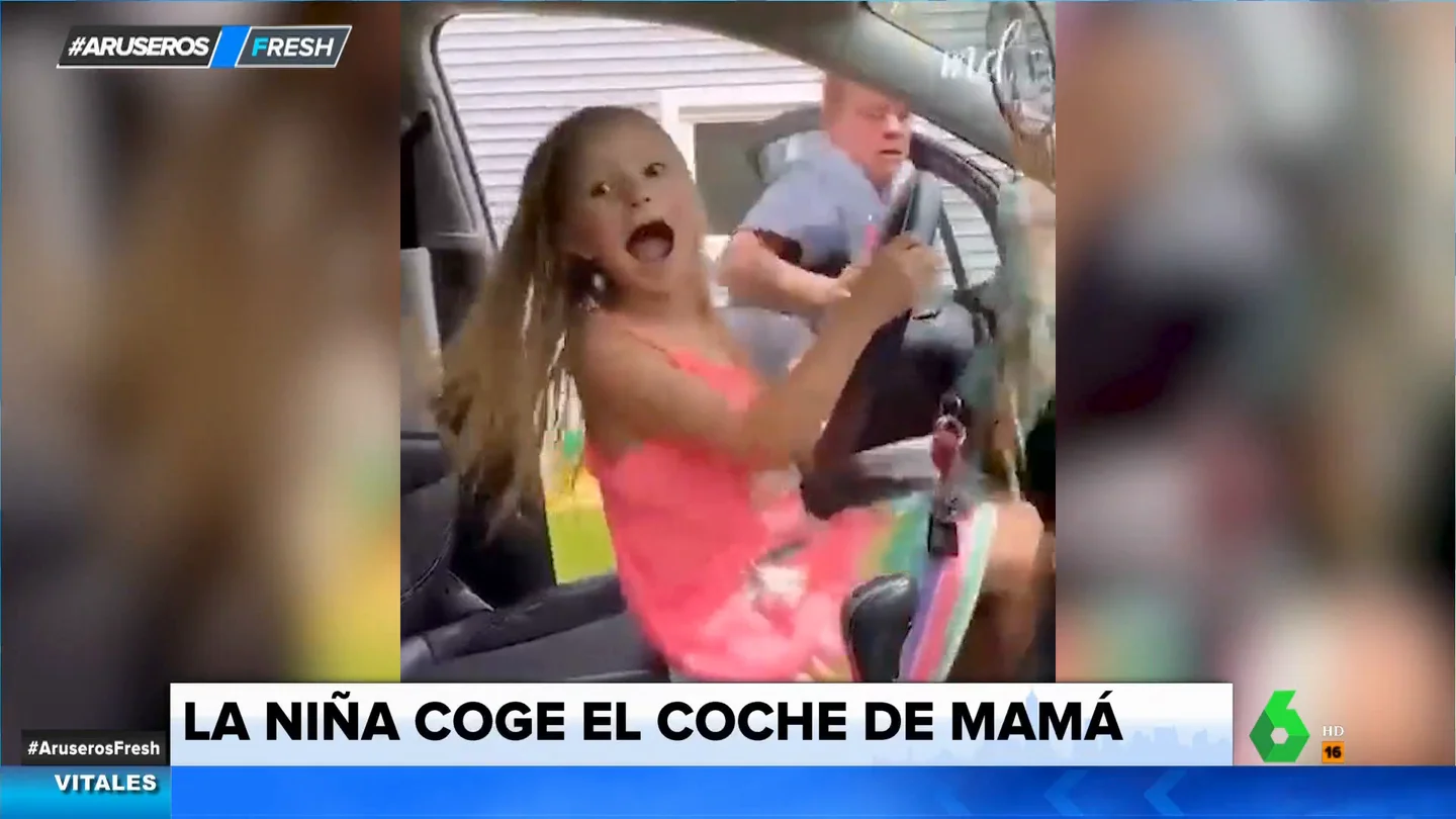 El tremendo susto que se lleva una madre cuando su hija pequeña arranca el coche El tremendo susto que se lleva una madre cuando su hija pequeña arranca el coche