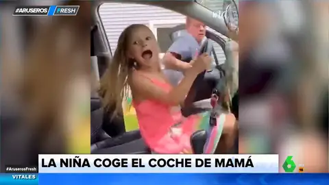 El tremendo susto que se lleva una madre cuando su hija pequeña arranca el coche