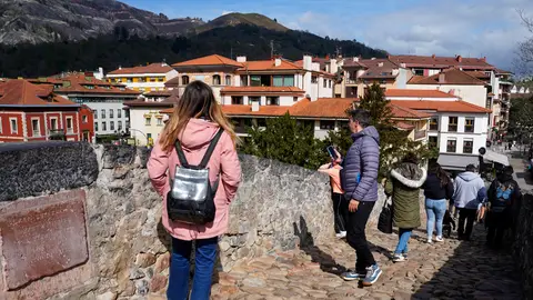 Turistas en la parte alta del Puente Romano en la localidad asturiana de Cangas de Onís.