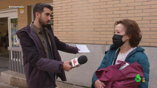 La reacción de una mujer cuando Isma Juárez le pide tomarse un café en su casa: No te conozco de nada ¿Somos en España tan hospitalarios como dicen los turistas? ¿Estarían dispuestos a invitar a un desconocido a tomar café en su casa? Isma Juárez puso a prueba a los españoles y encontró respuestas de todo tipo. Puedes verlo en este vídeo.