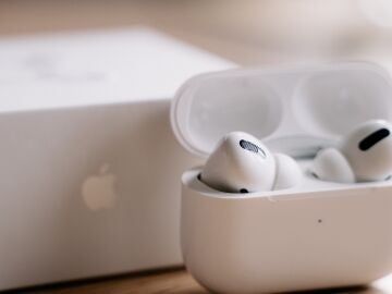 Un ingeniero convierte los AirPods de Apple unos auriculares de cables ¡con puerto USB C!