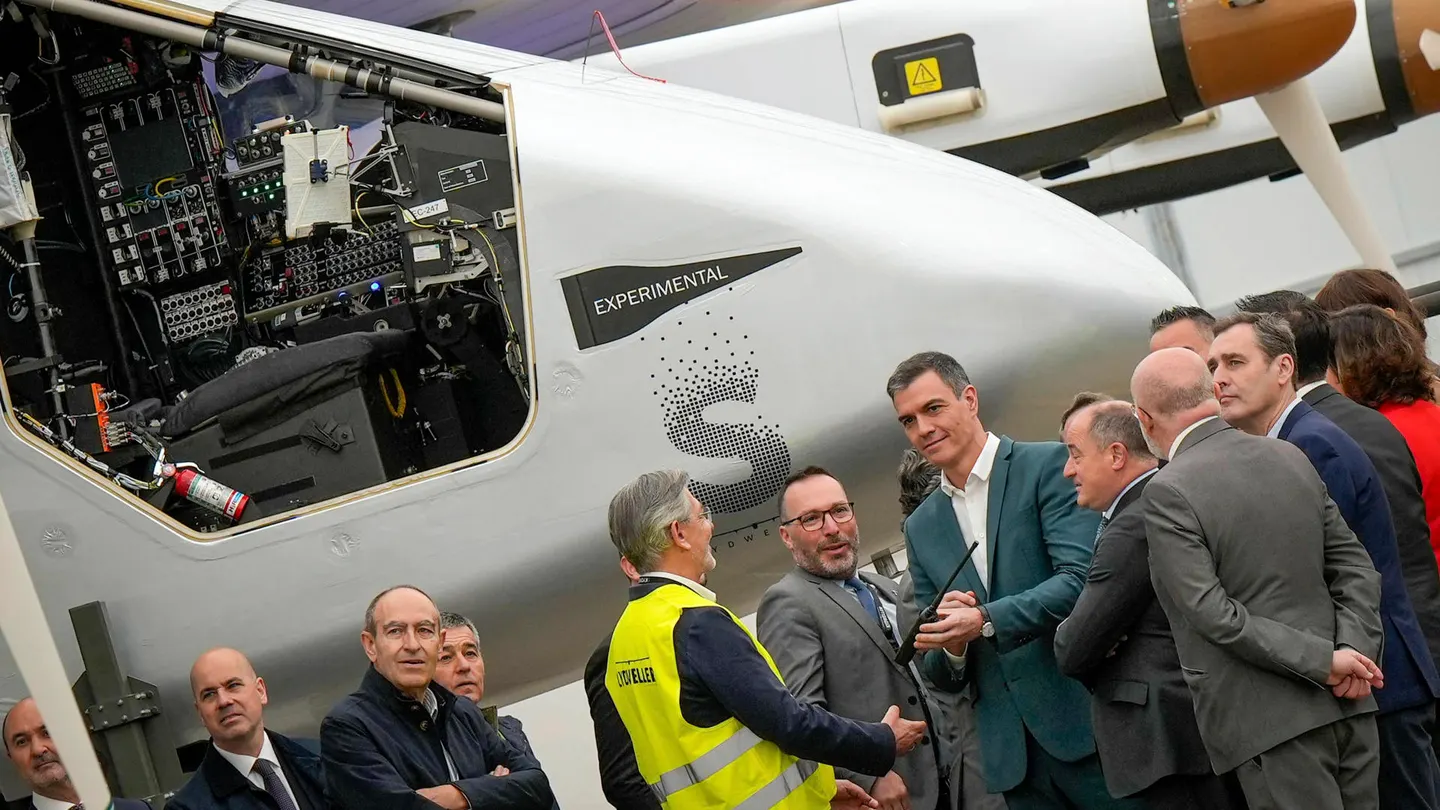 El presidente del Gobierno, Pedro Sánchez, visita la empresa de Skydweller en el aeropuerto de Albacete El presidente del Gobierno, Pedro Sánchez, visita la empresa de Skydweller en el aeropuerto de Albacete