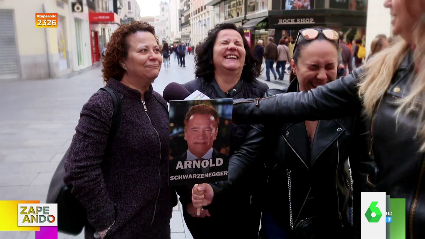 El ataque de risa de tres amigas al escuchar a otra decir Arnold Schwarzenegger El ataque de risa de tres amigas al escuchar a otra decir Arnold Schwarzenegger