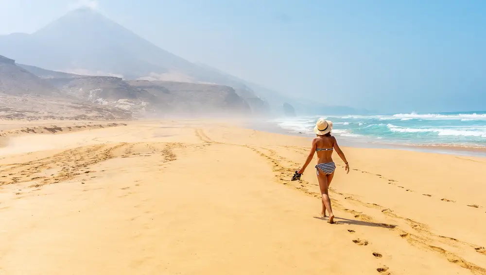 Mujer pasea por la Playa de Cofete, en Fuerteventura