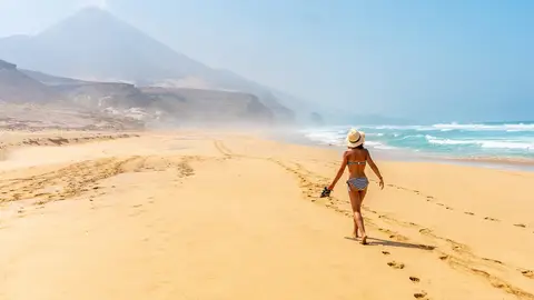 Mujer pasea por la Playa de Cofete, en Fuerteventura ISLAS CANARIAS