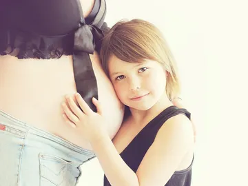 Mujer embarazada y niña Mujer embarazada y niña