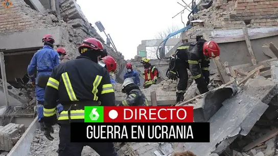 Operarios trabajan entre los escombros tras un ataque con un dron en la localidad de Rzhyshchiv, el 22 de marzo de 2023. Operarios trabajan entre los escombros tras un ataque con un dron en la localidad de Rzhyshchiv, el 22 de marzo de 2023.