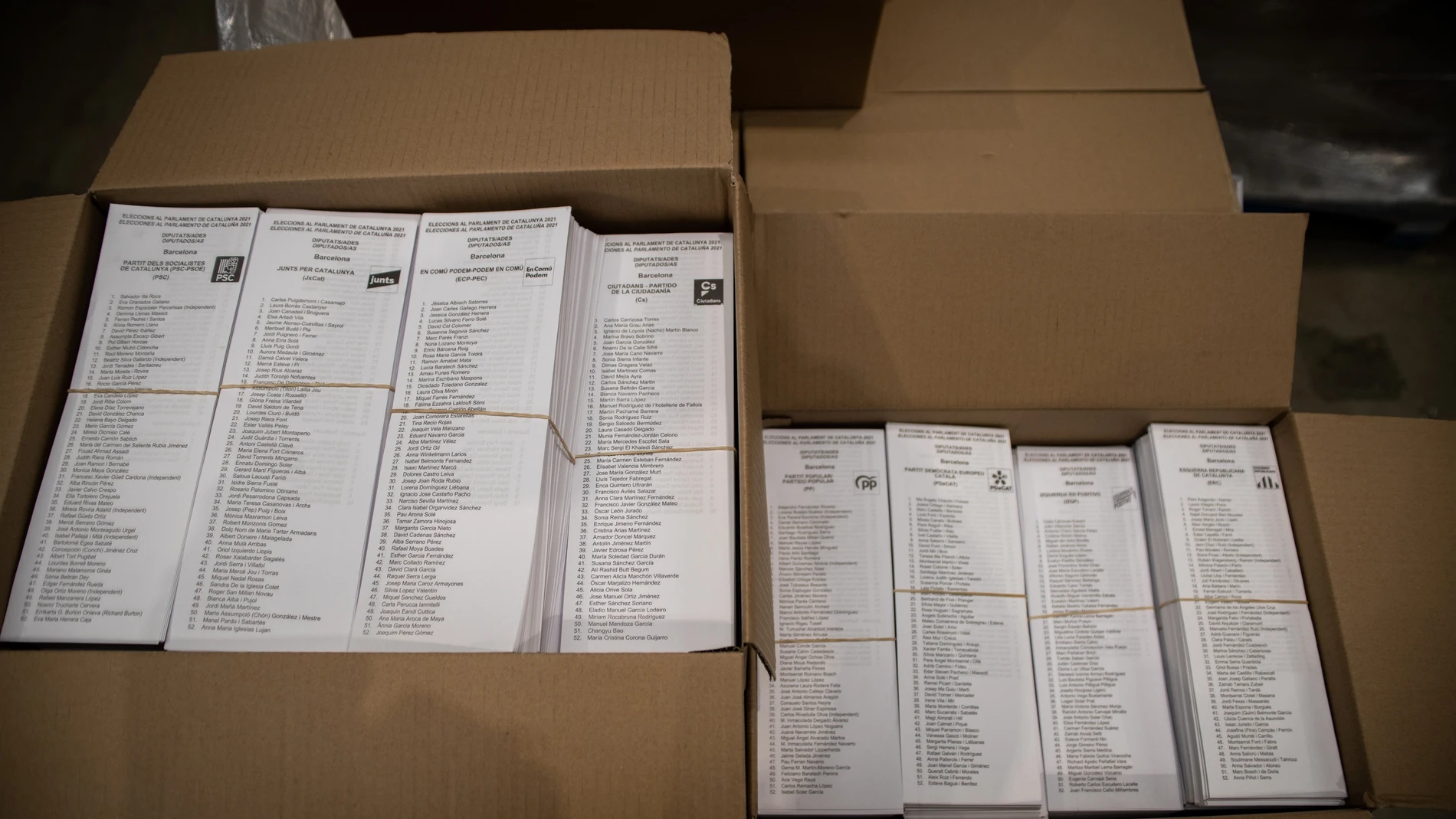 Dos cajas llenas de papeletas para las elecciones