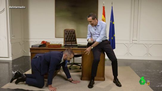 Dani Mateo se convierte en el perro de Pedro S&aacute;nchez: as&iacute; le trae su juguetito con la boca 
