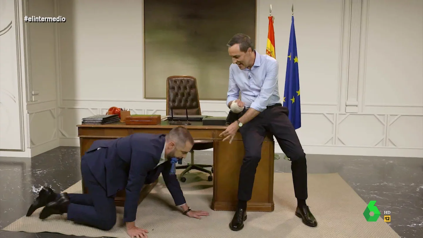 Dani Mateo se convierte en el perro de Pedro Sánchez: así le trae su juguetito con la boca Dani Mateo se convierte en el perro de Pedro Sánchez: así le trae su juguetito con la boca