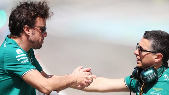 Fernando Alonso junto a uno de sus mecánicos Fernando Alonso junto a uno de sus mecánicos