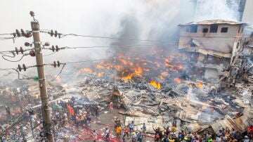 El incendio que ha arrasado un mercado de Bangladesh