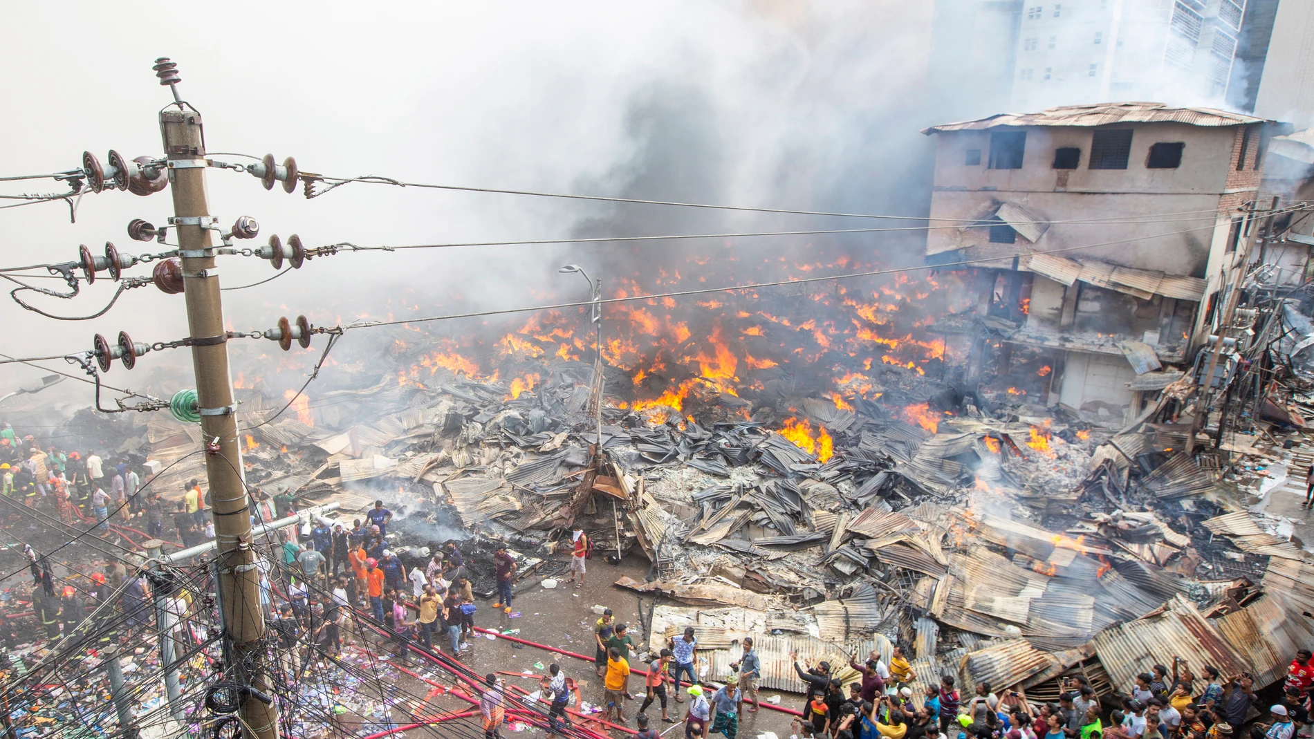 El incendio que ha arrasado un mercado de Bangladesh