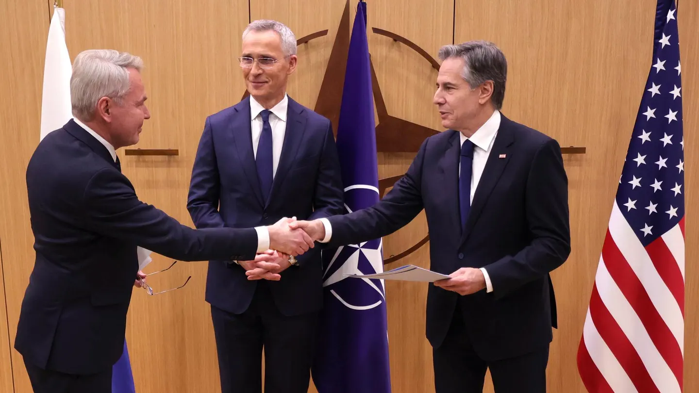 De izda. a dcha. el ministro de Relaciones Exteriores de Finlandia, Pekka Haavisto, el secretario general de la OTAN, Jens Stoltenberg, y el secretario de Estado de EEUU, Antony Blinken De izda. a dcha. el ministro de Relaciones Exteriores de Finlandia, Pekka Haavisto, el secretario general de la OTAN, Jens Stoltenberg, y el secretario de Estado de EEUU, Antony Blinken