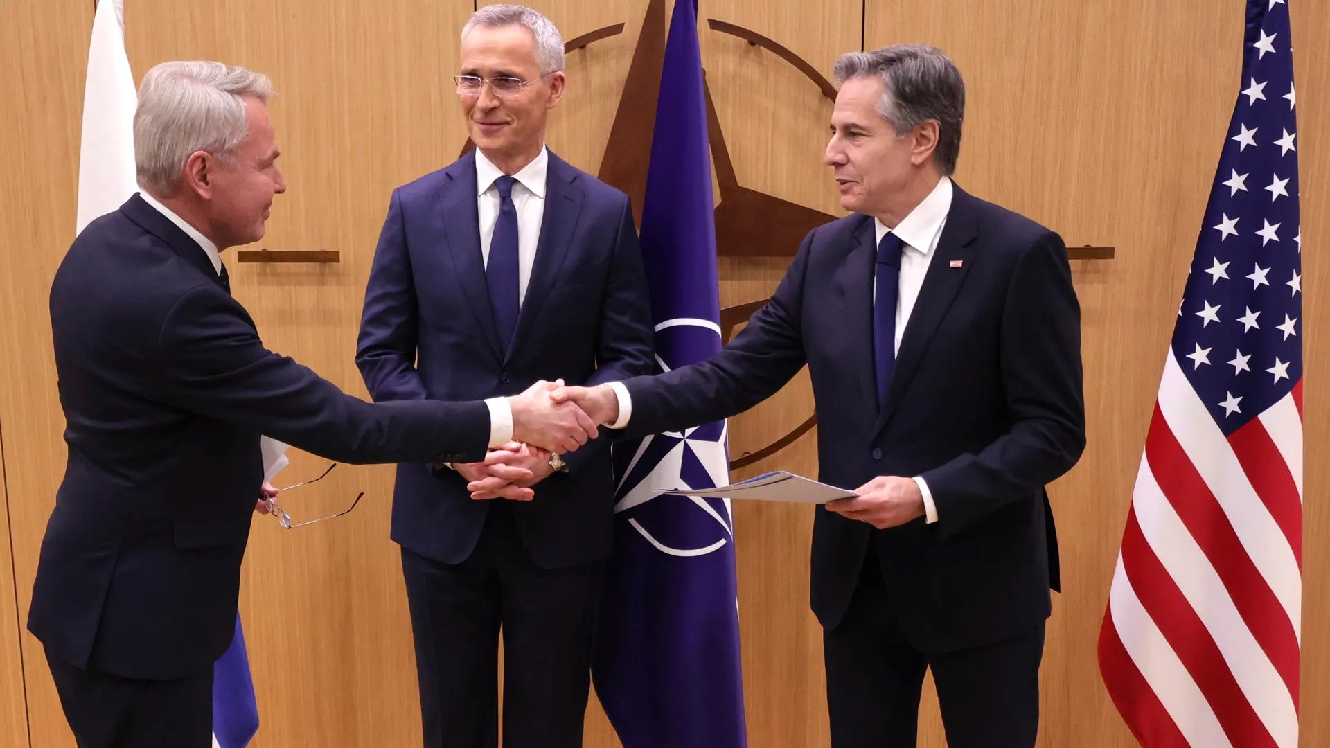 De izda. a dcha. el ministro de Relaciones Exteriores de Finlandia, Pekka Haavisto, el secretario general de la OTAN, Jens Stoltenberg, y el secretario de Estado de EEUU, Antony Blinken