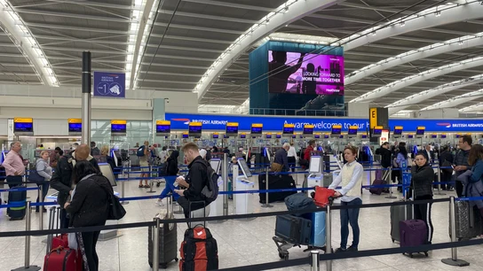 Fotografía de un control en un aeropuerto de Gran Bretaña Fotografía de un control en un aeropuerto de Gran Bretaña