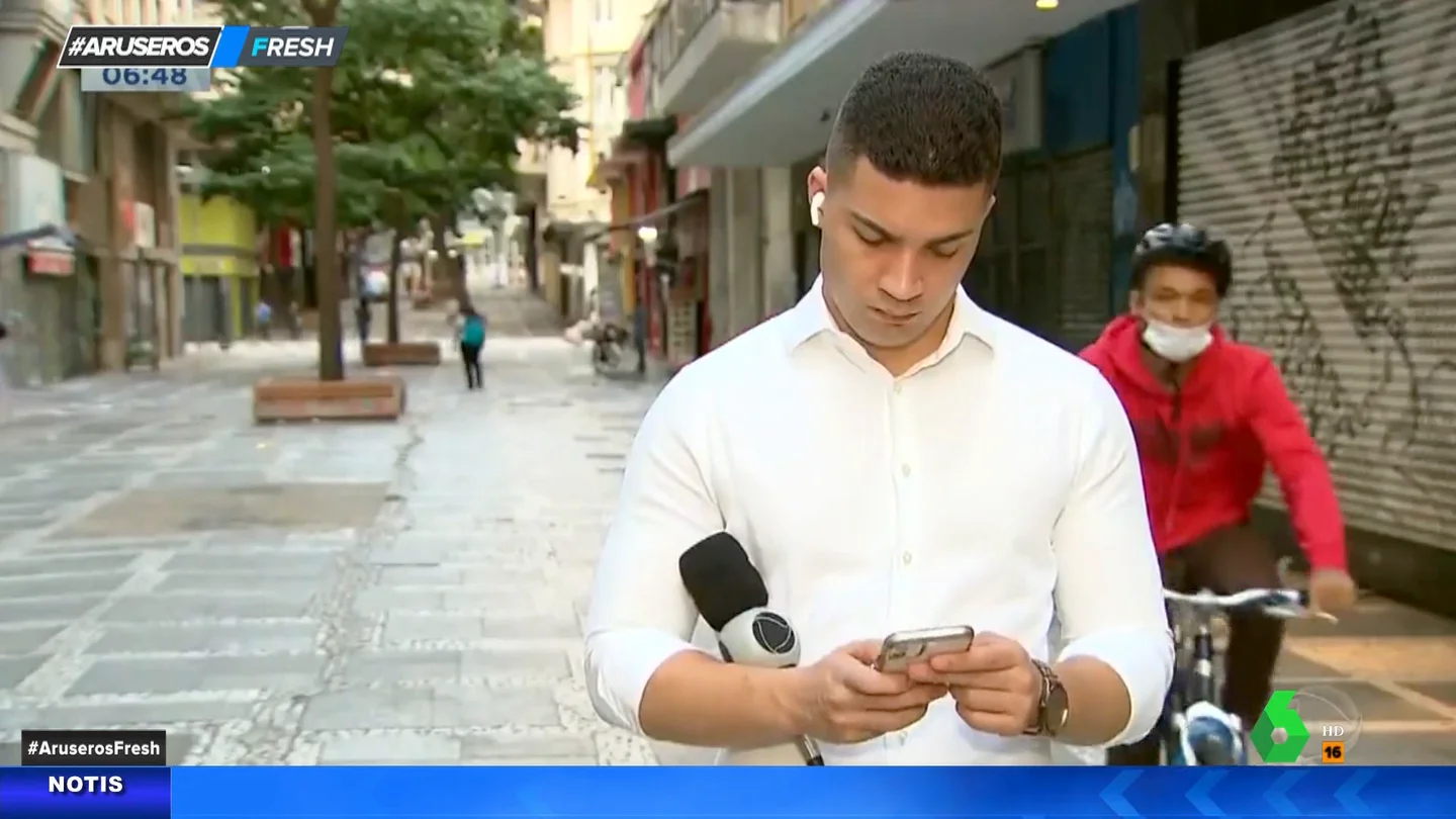 El impactante momento en el que un ladrón intenta robar a un periodista justo antes de conectar en directo El impactante momento en el que un ladrón intenta robar a un periodista justo antes de conectar en directo