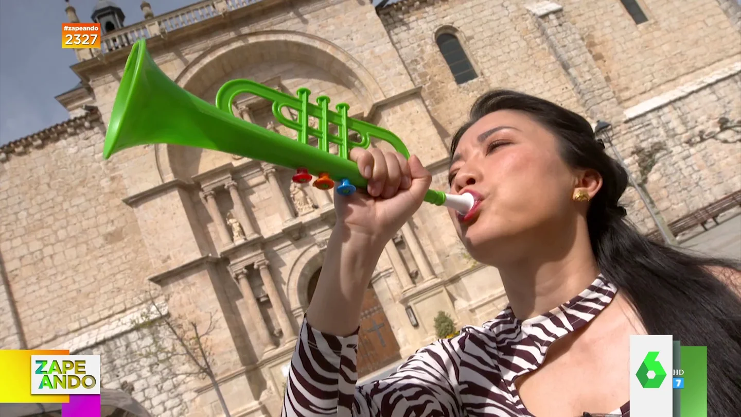 Así es el trabajo de pregonero: Jiaping intercambia los papeles con el de Tudela de Duero Así es el trabajo de pregonero: Jiaping intercambia los papeles con el de Tudela de Duero