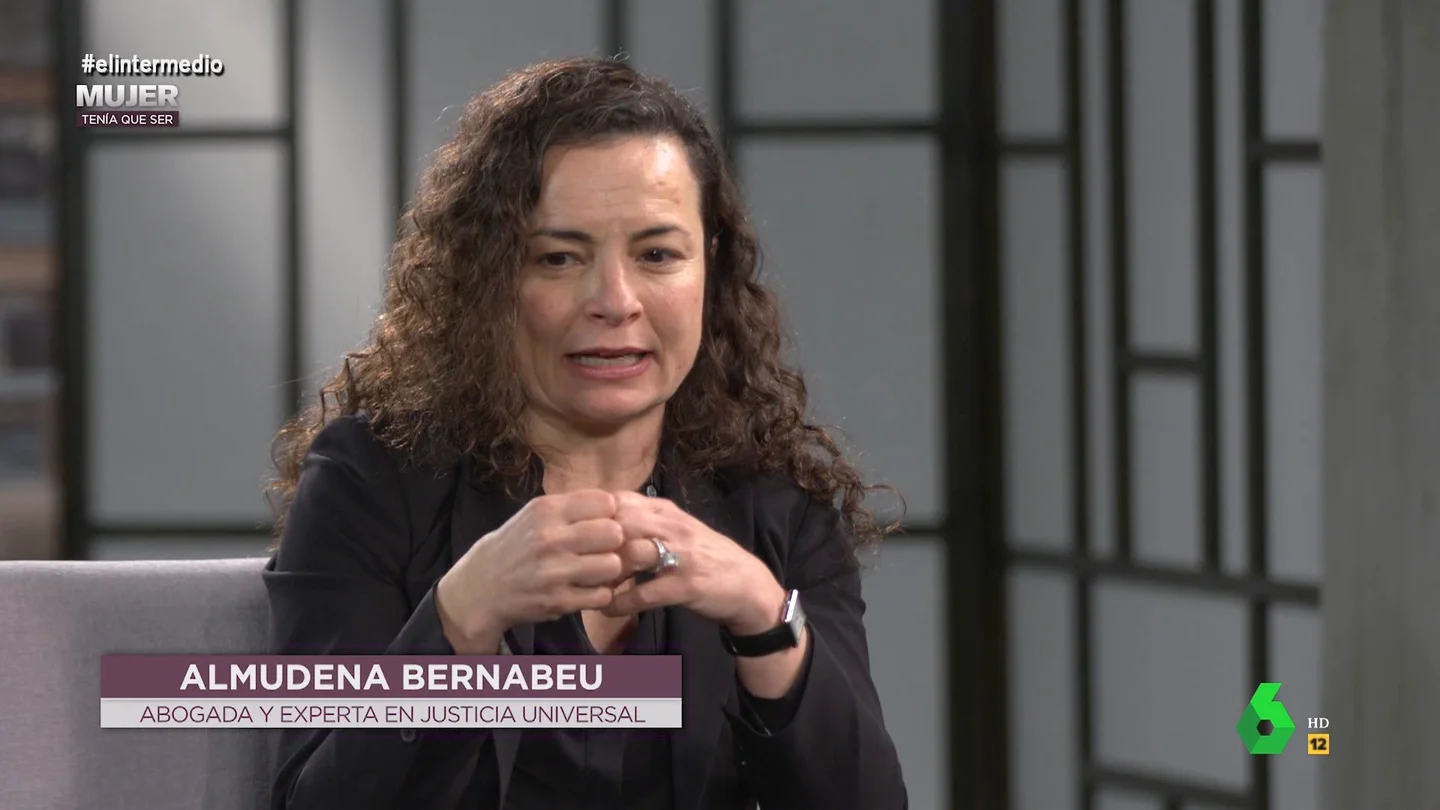Una experta en justicia universal, sobre los genocidas: La mayoría son hombres, nunca he estado delante de una perpetradora En su entrevista con Sandra Sabatés, Almudena Bernabeu habló de la justicia universal en España, la dificultad para que las violaciones masivas se consideren genocidio y analizó casos recientes como un posible juicio a Putin o la represión en Irán.