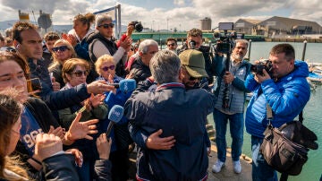 Miguel Ángel Revilla abraza al hijo del marinero desaparecido tras el minuto de silencio por las víctimas del naufragio