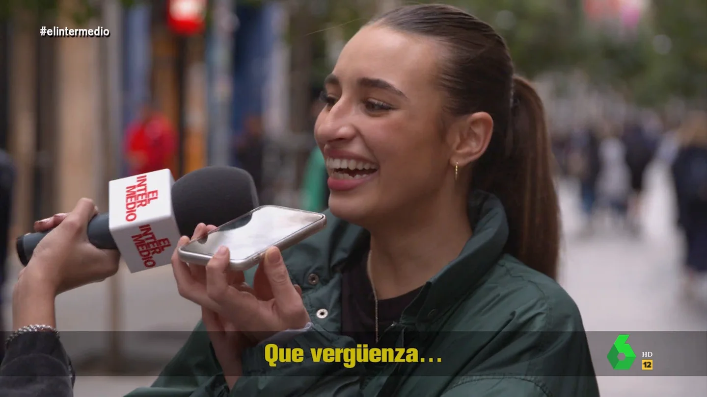 La reacción de una abuela cuando su nieta le llama para decirle que no sabe cuándo es su cumpleaños: Qué vergüenza ¿Conocen realmente los jóvenes españoles a sus abuelos? El Intermedio salió a la calle para preguntarles por esto y descubrió que, muchos de ellos y ellas, desconocen los apellidos, su edad, la comida favorita o el día de su cumpleaños de sus parientes.