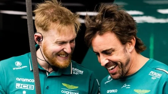 Ingeniero 'pelirrojo' y Fernando Alonso Ingeniero 'pelirrojo' y Fernando Alonso