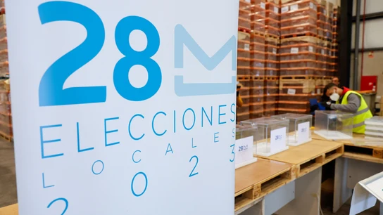 Una urna con el logo de las elecciones municipales del 28M en el centro logístico para los comicios Una urna con el logo de las elecciones municipales del 28M en el centro logístico para los comicios
