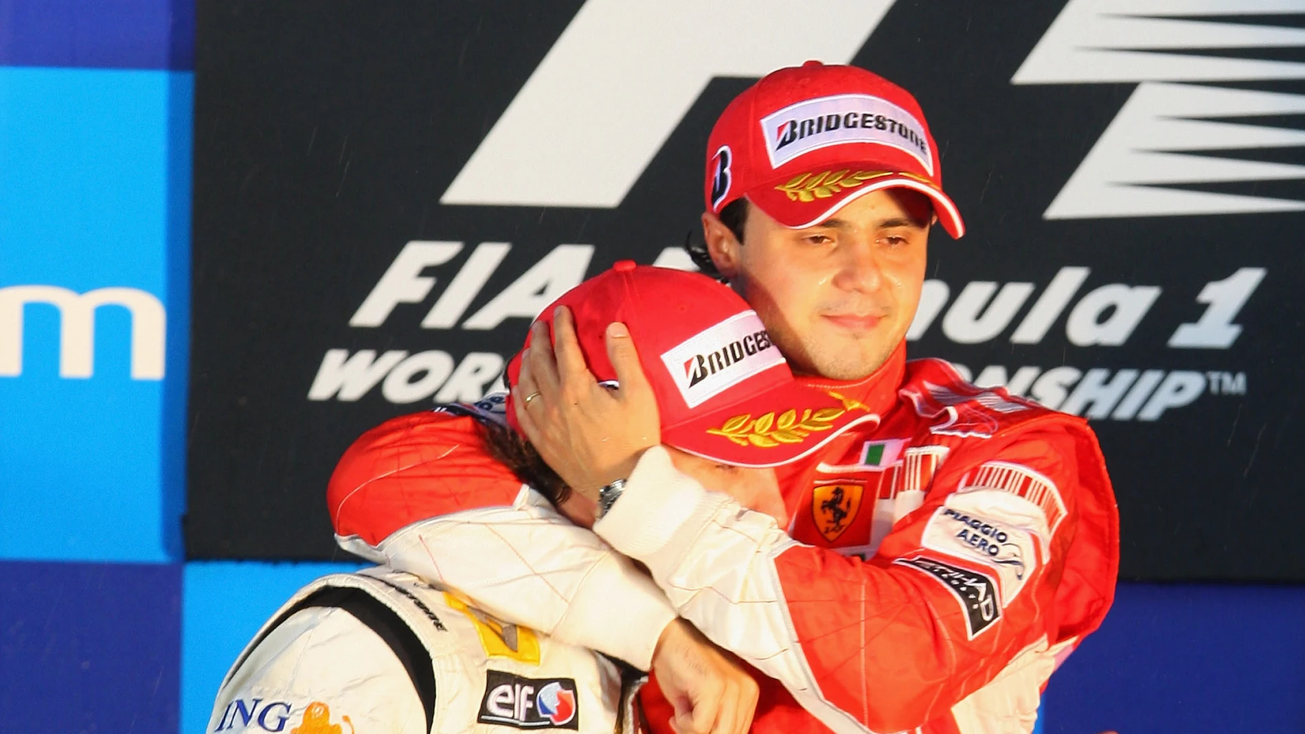 Felipe Massa abraza a Fernando Alonso