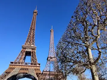 La razón por la que hay dos torres Eiffel juntas en París La razón por la que hay dos torres Eiffel juntas en París