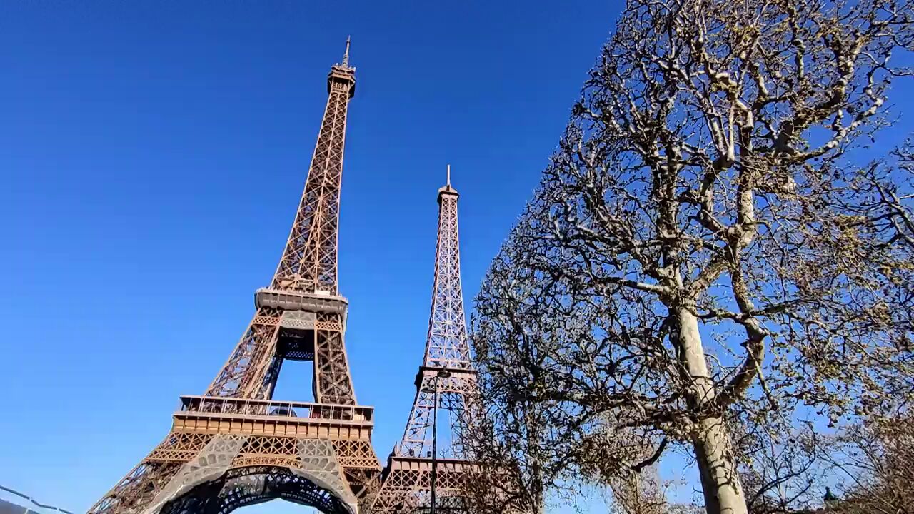 La razón por la que hay dos torres Eiffel juntas en París