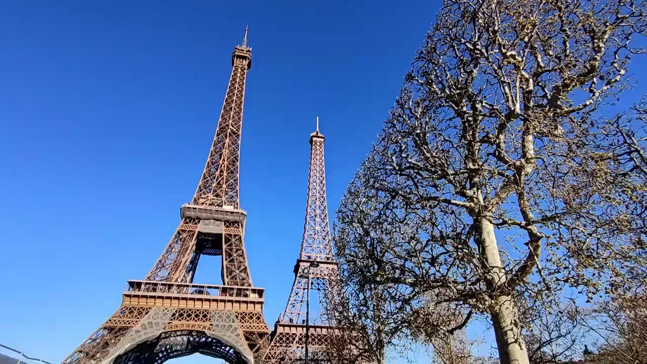 La raz&oacute;n por la que hay dos torres Eiffel juntas en Par&iacute;s