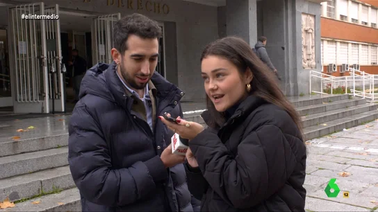 La contundente respuesta de una madre a su hija cuando le dice que deja Derecho para ser actriz Isma Juárez preguntaba a los universitarios si están contentos con sus carreras. En el caso de esta estudiante de Derecho, reconocía que siempre quiso ser actriz y, con la ayuda del reportero de El Intermedio, gastaba una broma a su madre.