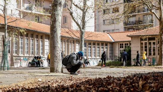 Unos 200 adolescentes migrantes sin hogar se instalan en una escuela abandonada en Par&iacute;s