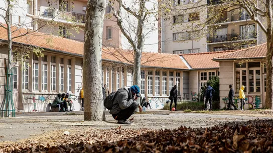 Unos 200 adolescentes migrantes sin hogar se instalan en una escuela abandonada en París Unos 200 adolescentes migrantes sin hogar se instalan en una escuela abandonada en París
