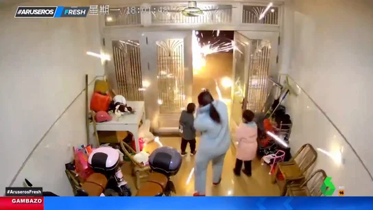 Un padre casi quema por accidente su casa con su mujer e hijos dentro por culpa de un castillo pirotécnico Un padre casi quema por accidente su casa con su mujer e hijos dentro por culpa de un castillo pirotécnico