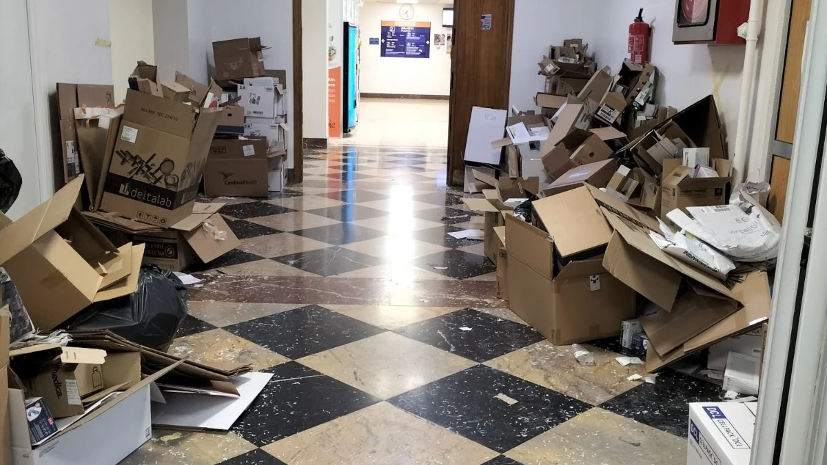 La acumulación de basura obliga a una limpieza de urgencia en el Hospital de Donostia