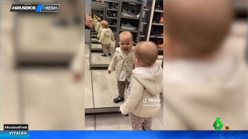 La sorpresa de este bebé cuando por primera vez se descubre en el espejo