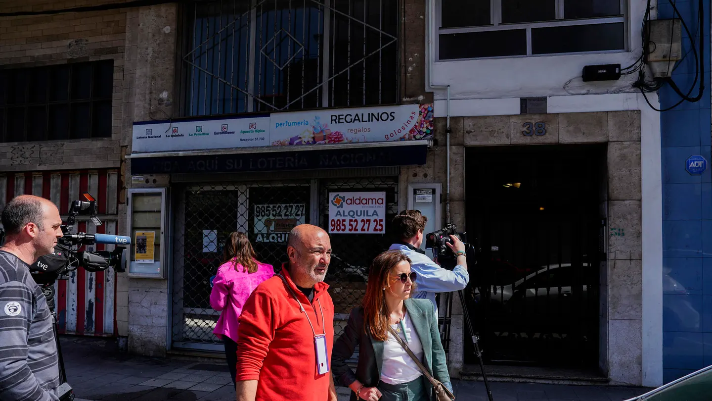 Edificio desde el que se precipitó la mujer con su hija, de 7 años, en Avilés Edificio desde el que se precipitó la mujer con su hija, de 7 años, en Avilés