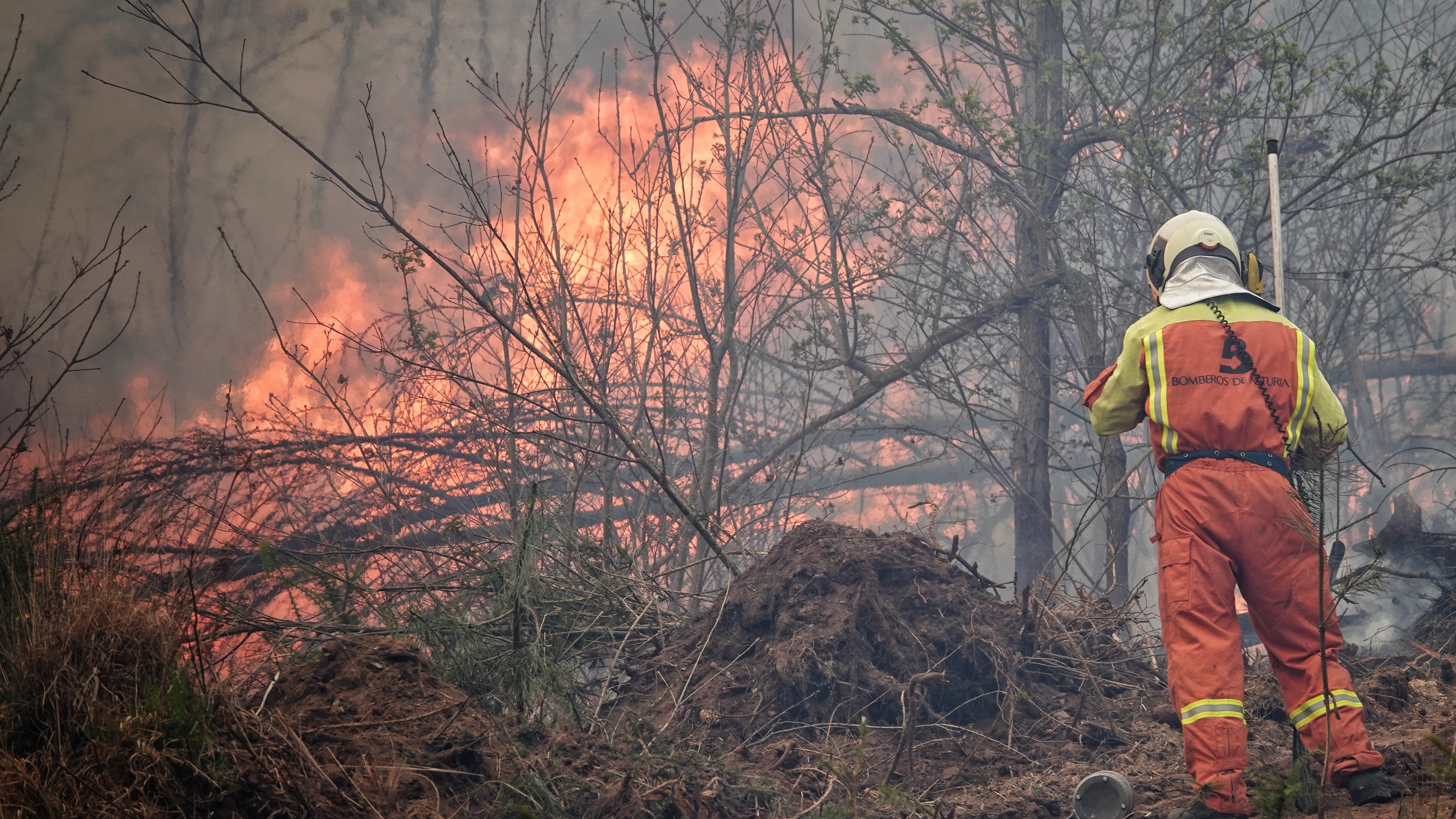 Bomberos trabajando en el incendio de Valdés y Tineo, el 30 de marzo de 2023