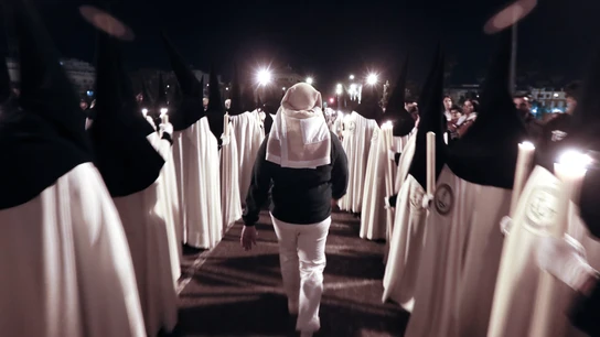 Nazarenos participan hoy en la procesión de la Virgen de la Esperanza de Triana. Nazarenos participan hoy en la procesión de la Virgen de la Esperanza de Triana.